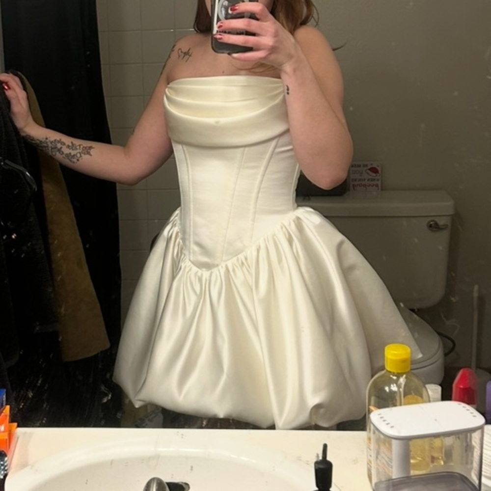 Elegant Cream Strapless Dress - Picture 3 of 4